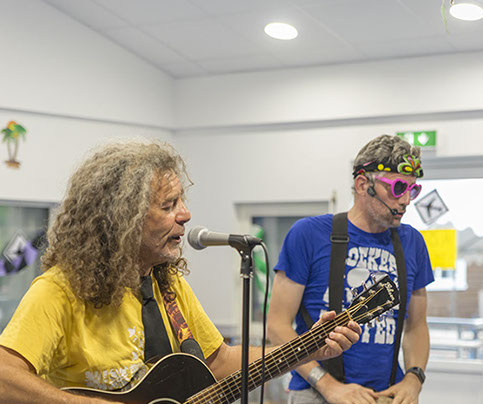 Photo de Mister Takapoum lors d'une séance de préparation d'enregistrement en studio avec ses percussions.