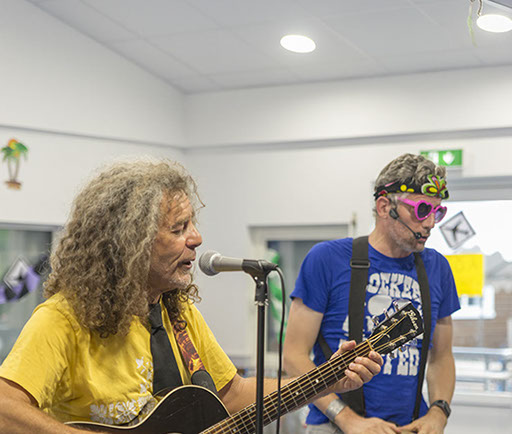 Photo de Mister Takapoum lors d'une séance de préparation d'enregistrement en studio avec ses percussions.