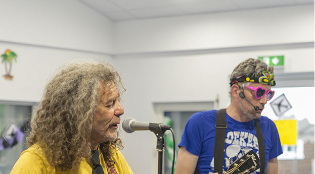 Photo de Mister Takapoum lors d'une séance de préparation d'enregistrement en studio avec ses percussions.