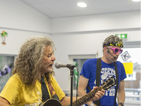 Photo de Mister Takapoum lors d'une séance de préparation d'enregistrement en studio avec ses percussions.