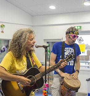 Photo de Mister Takapoum lors d'une séance de préparation d'enregistrement en studio avec ses percussions.